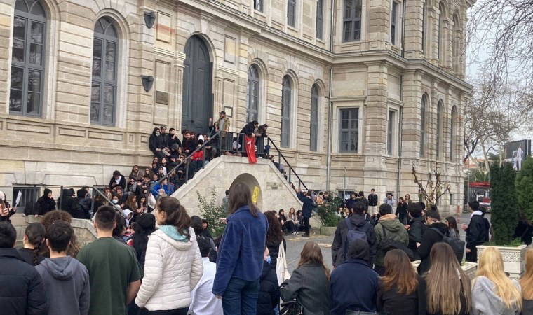 'İmamoğlu' protestoları... İTÜ Maçka Kampüsü'nde güvenlik kapıları kilitledi, öğrenciler camlardan çıktı!