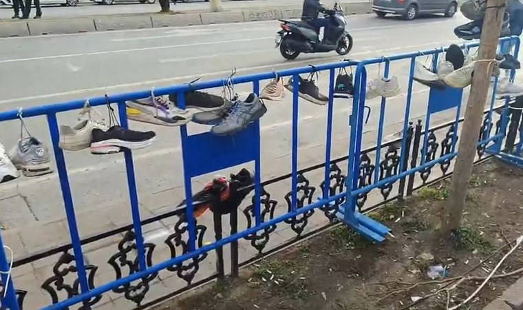 Saraçhane'de sert müdahale akşamının sabahı: Kaybolan ayakkabılar ağaca ve polis barikatına asıldı