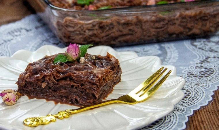 İftarı tatlısız yapamayanlar için pratik lezzet: Çikolatalı güllaç tarifi