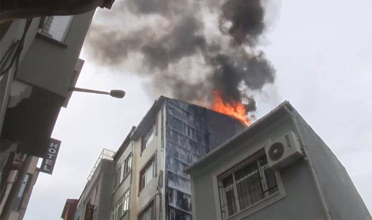 Taksim'de 3 katlı binada yangın paniği