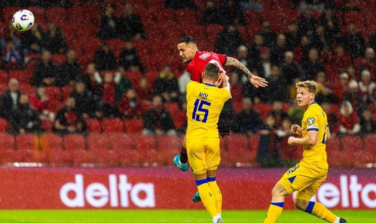 Arnavutluk Rey Manaj ile güldü!