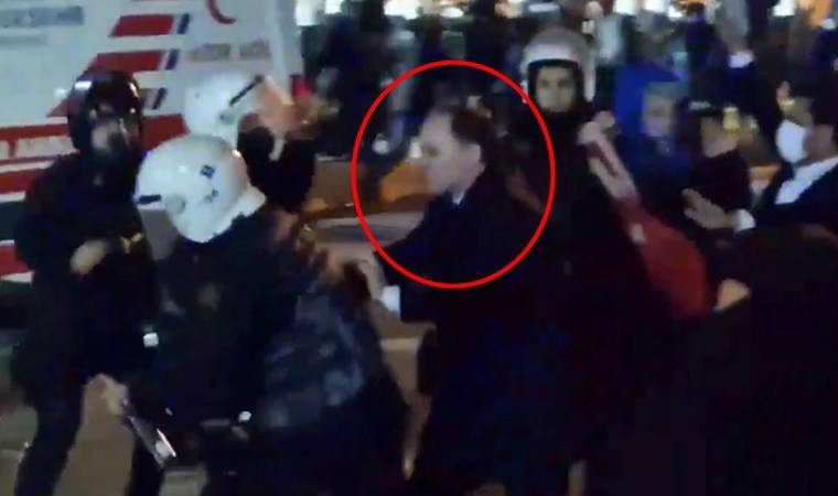 O anlar kamerada: Saraçhane'de polis yakın mesafeden biber gazı sıktı, Deniz Yavuzyılmaz müdahale etti