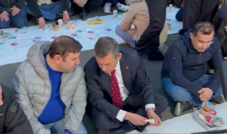CHP Genel Başkanı Özgür Özel Saraçhane'de: Yurttaşlarla iftar açtı