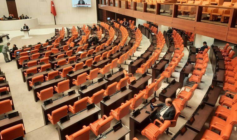 TBMM Genel Kurulu'nda emekli ikramiyesinin de yer aldığı kanun teklifi görüşmeleri: AKP sıraları boş kaldı!