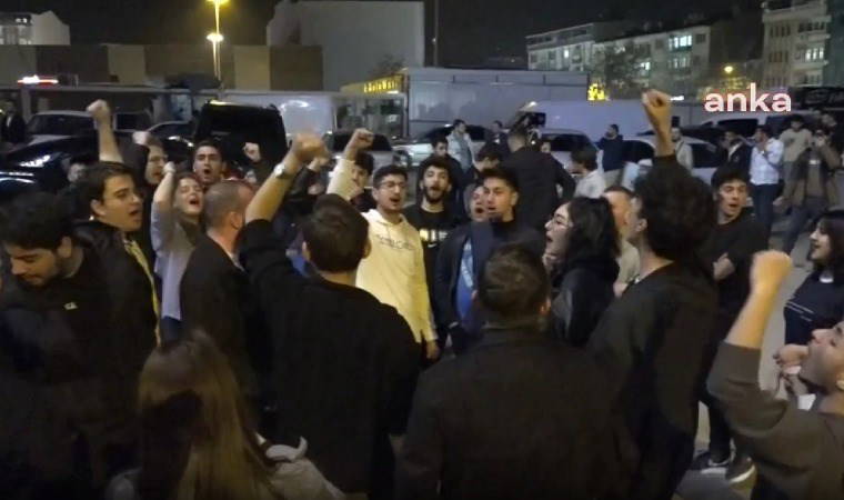 Malatya’da İmamoğlu protestoları sürüyor: “O içeride, biz dışarıdayız!”