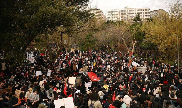 Maçka'da binlerce öğrenci toplandı: 'Hiçbir partiyi desteklemiyoruz, özgürlük ve adalet istiyoruz'