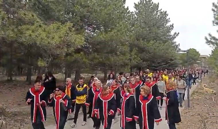 ODTÜ'de akademisyenlerden Eğitim Sen yürüyüşü!