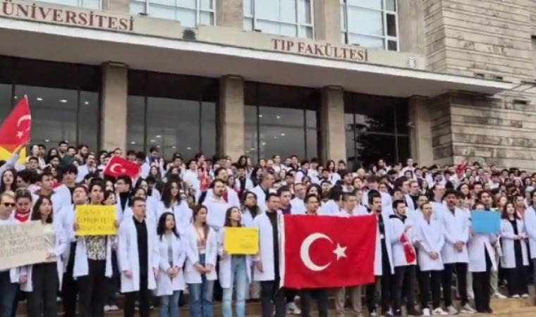 Ankara Üniversitesi Tıp Fakültesi öğrencilerinden Andımız ve Gençliği Hitabe