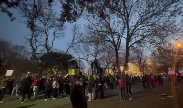 İstanbul Üniversitesi öğrencilerinden polise 'maske açma' protestosu