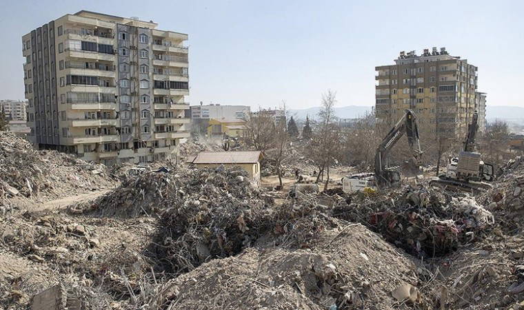 Depremde 115 kişiye mezar olan Ebrar Sitesi B Blok ile ilgili 9 eski kamu görevlisi hakkında dava açıldı