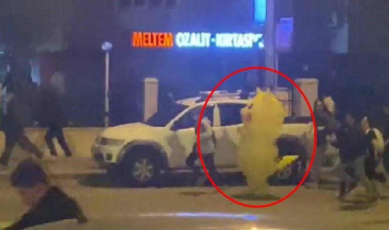 İmamoğlu eylemlerinde güldüren anlar: Pikachu, polis müdahalesinden kaçarken görüntülendi