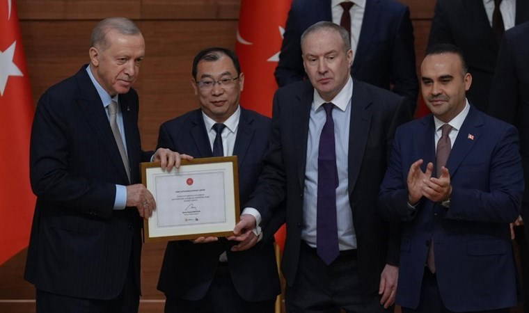 Saatler önce Erdoğan teşekkür belgesi vermişti