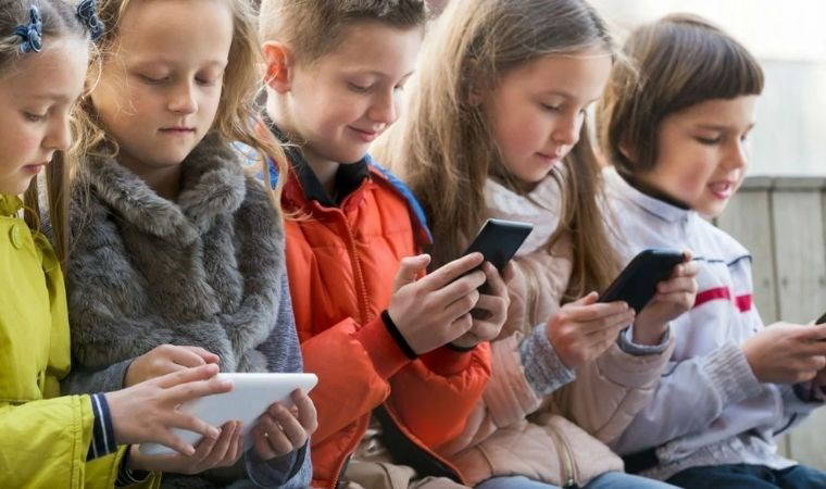 İngiltere'den sonra; yeni yasayla okullarda telefon ve akıllı saat kullanımı yasaklanıyor