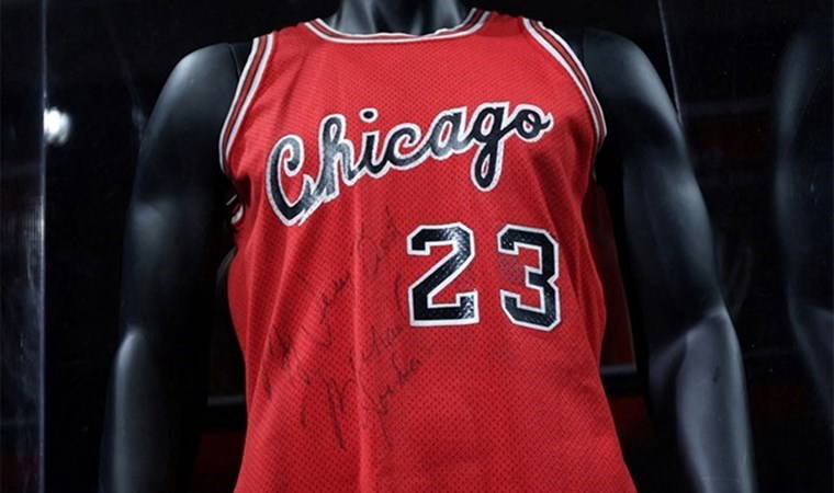 NBA tarihinde ilk 5'e girdi: Jordan'ın formasına servet!