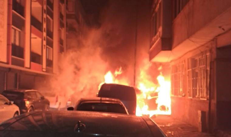 İstanbul'da panik anları... 5 araç alev alev yandı!
