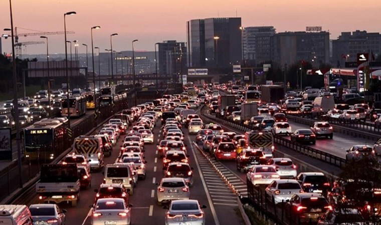Yollar kilitlendi! İstanbul trafiğinde 'yağmur' etkisi: Yoğunluk yüzde 80'e ulaştı!