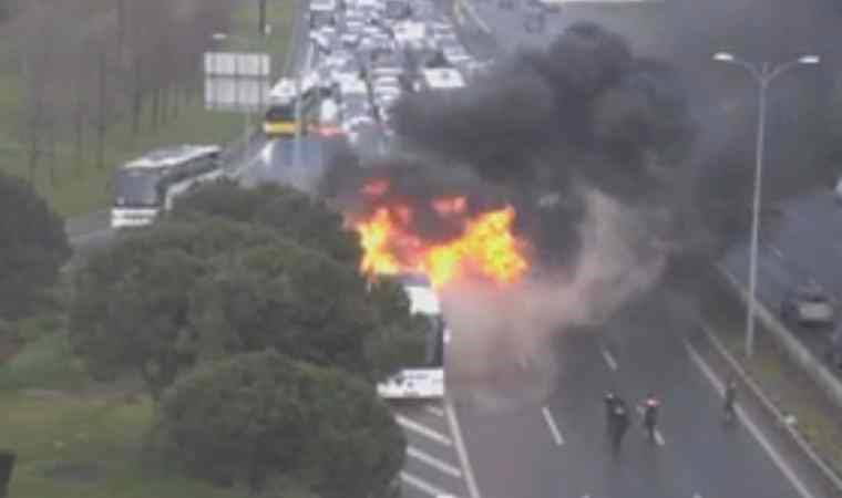 Esenler'de otobüs yangını!