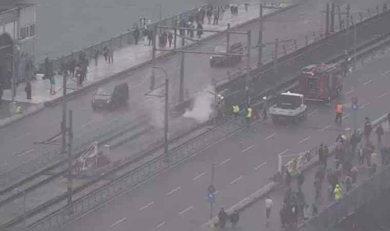 Galata Köprüsü'nde yangın! Tramvay seferleri durdu