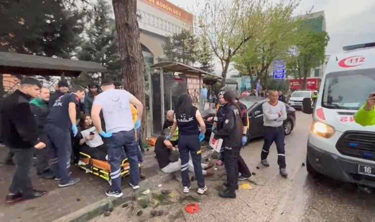 Feci kaza... Araç, otobüs durağına daldı: Yaralılar var!