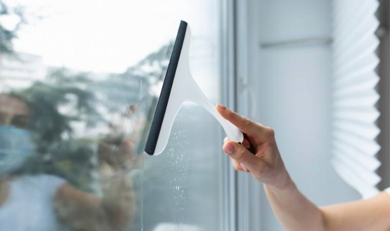 Bayram temizliğinde camları ayna gibi parlatmanın sırrı... Tek bir iz kalmayacak!