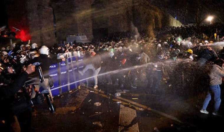 'İmamoğlu' protestoları devam ediyor... 18 yaşındaki çocuğu tutuklanan anne: 'Dik dur oğlum, sen kara para aklamadın, hakkını aradın!'