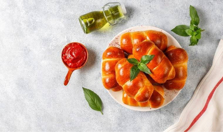 Günler geçse bayatlamaz... Tam ölçülü mayalı poğaça tarifi!