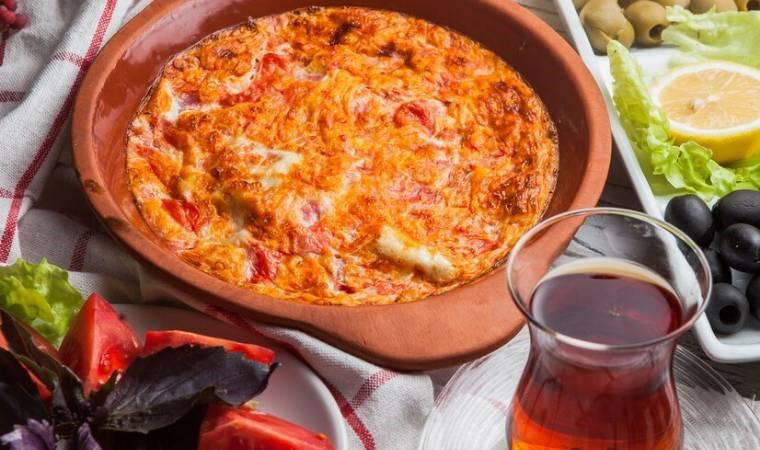 Kalabalık bayram kahvaltıları için enfes bir tarif: Patatesli menemen tarifi
