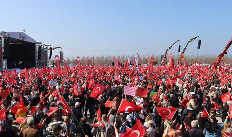 Polis rozeti ve tabancaları da var