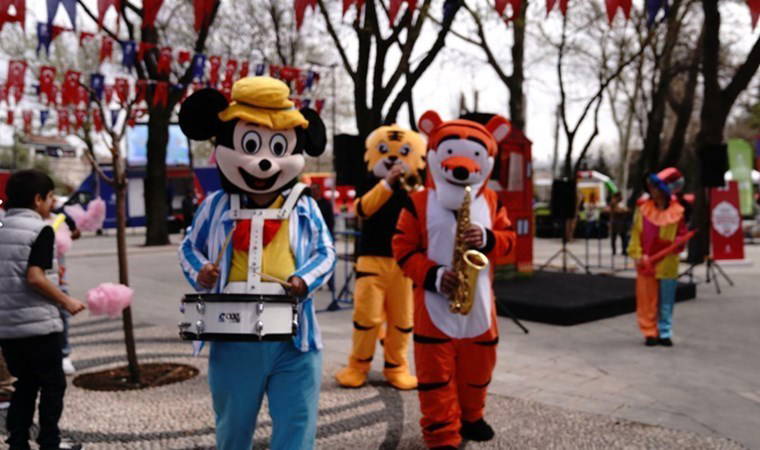 Saraçhane’de “Özgürlük ve demokrasi şenliği” başladı: Gündüz çocuk şenlikleri, akşam İlber Ortaylı ile bayram söyleşisi