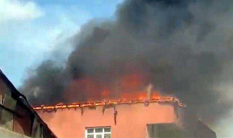 Avcılar'da 3 katlı binanın çatı katı alev alev yandı