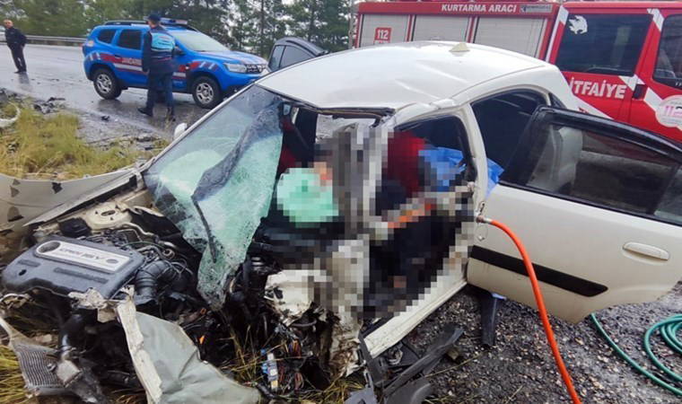 Antalya'da yolcu otobüsüyle otomobil çarpıştı: 2 ölü, 4 yaralı