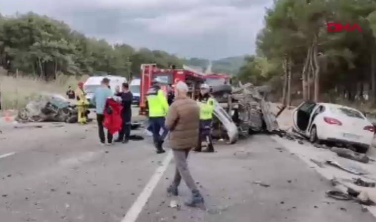 Balıkesir'de 4 otomobil birbirine girdi: 2 ölü, 10 yaralı
