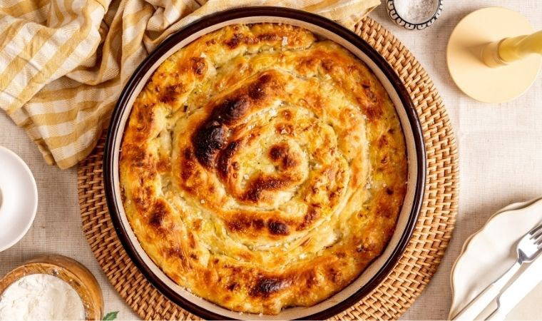 Kalabalık kahvaltı sofralarına hızlıca hazırlayabileceğiniz pratik lezzet: Tavada patatesli börek tarifi