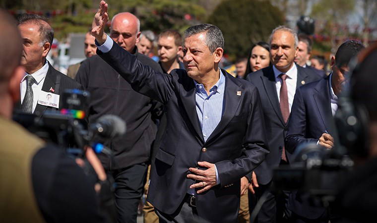 Özgür Özel, Saraçhane'de bayramlaştı: 'Erdoğan, artık bir cunta başkanıdır!'