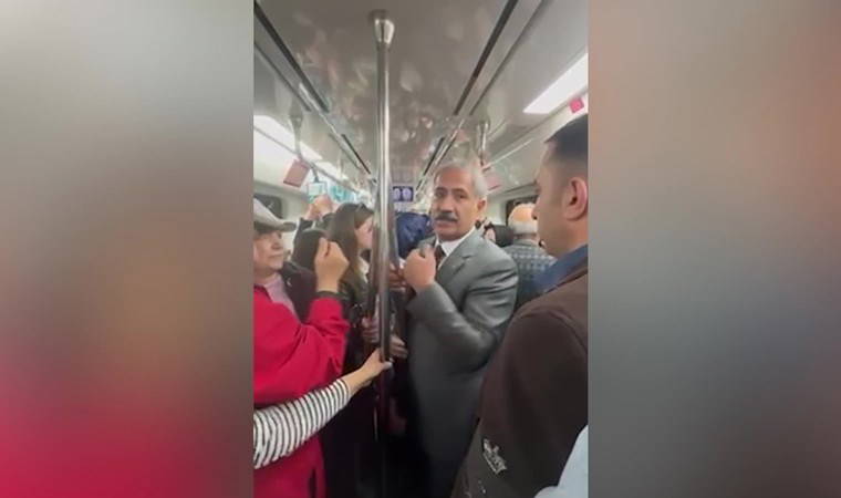 Adalar Belediye Başkanı Akpolat, İmamoğlu'nun bayram mesajını Marmaray’da yolcular ile paylaştı