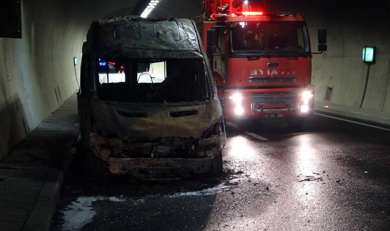 Tünel içinde panik anları: Seyir halindeki ambulans alev alev yandı!