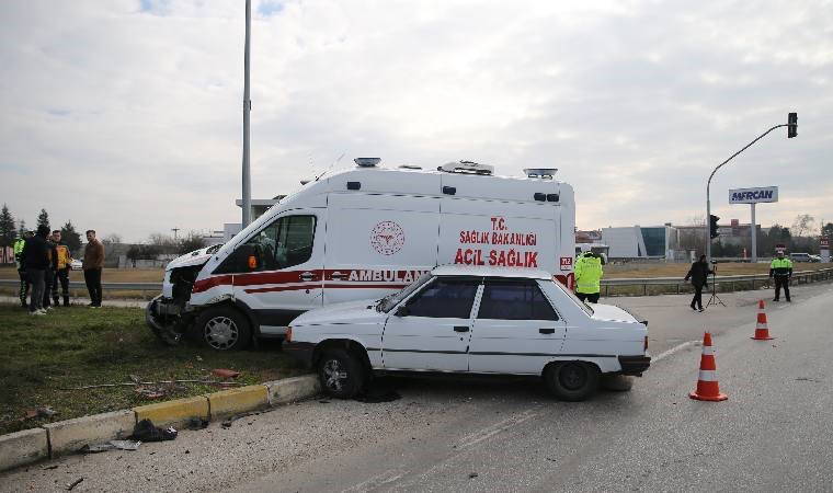 Edirne'de hasta nakli yapan ambulansla otomobil çarpıştı!