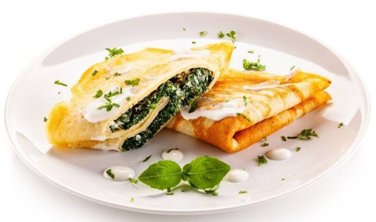 Sahura 30 dakikada hazırlayabileceğiniz doyurucu lezzet: Ispanaklı krep börek tarifi