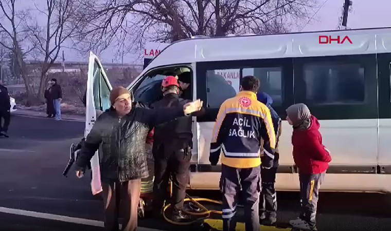 Düzce'de hareketli anlar! Minibüs, kırmızı ışıkta bekleyen TIR’a çarptı, sürücü sıkıştı!