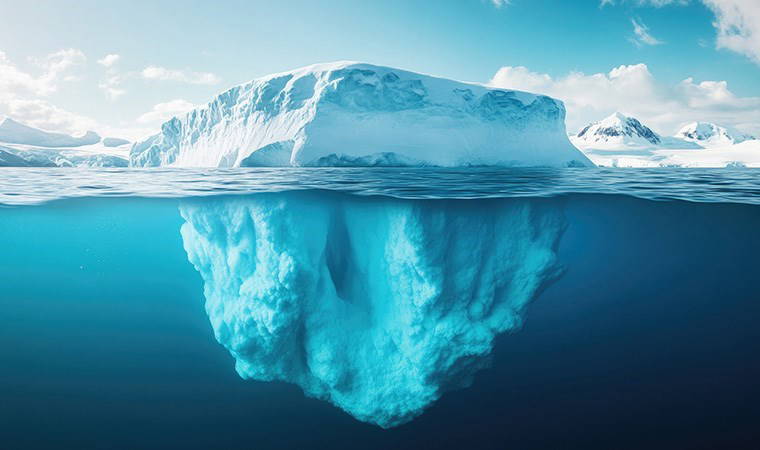 Bilim insanları şaşkın! Dünyanın en büyük buzdağı karaya oturdu