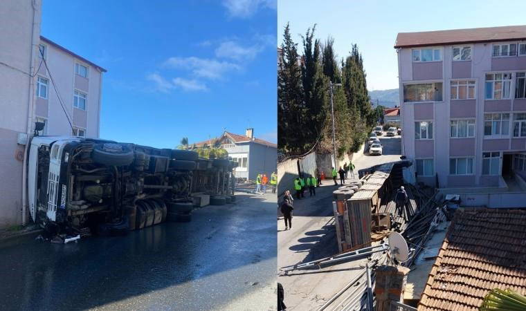 İstanbul'da freni patlayan demir yüklü TIR devrildi: Yaralı var!