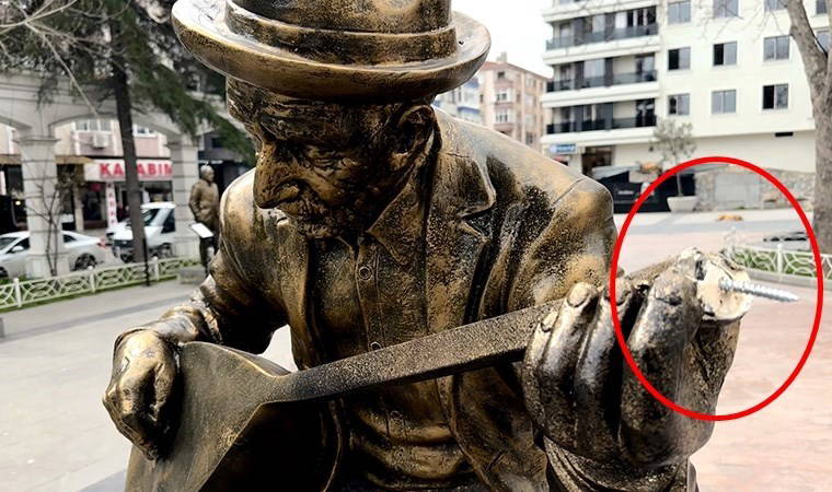 İstanbul'da Aşık Veysel heykeline saldırı: Yine 'sazını' kırdılar!