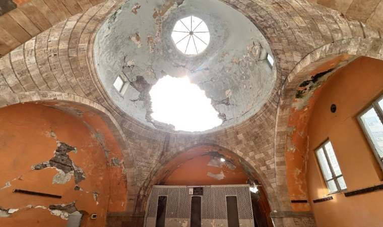 Hasarlı bina yıkım esnasında tarihi hamamın üzerine devrildi