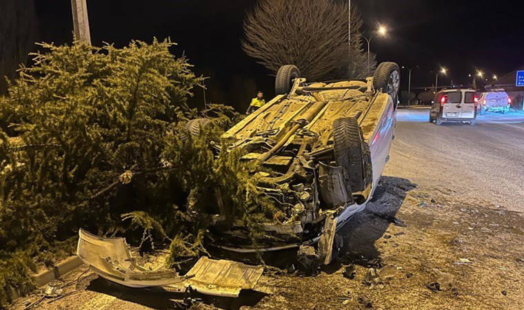 Sürücü direksiyon hakimiyetini kaybetti! Kütahya'da araç takla attı: Yaralılar var!