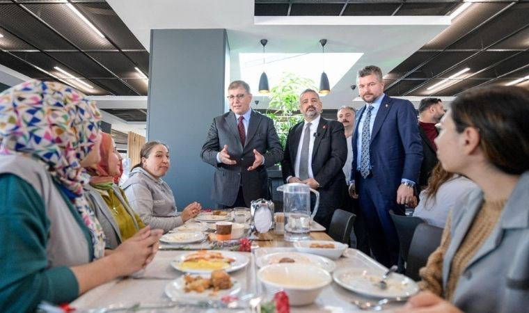 Başkan Tugay emekçi kadınlarla buluştu