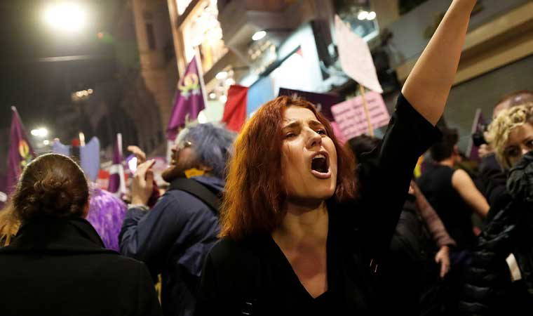 8 Mart sebebiyle İstanbul Barosu'nun düzenlediği panelde kadının kamusal alanda var olma mücadelesi anlatıldı