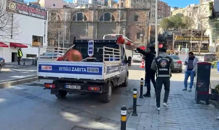 Karaköy'de zabıtadan korsan otoparkçılara baskın: Birinin üzerinden 'silah' çıktı!
