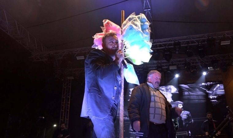 Haluk Levent, konserde pamuk şeker dağıttı