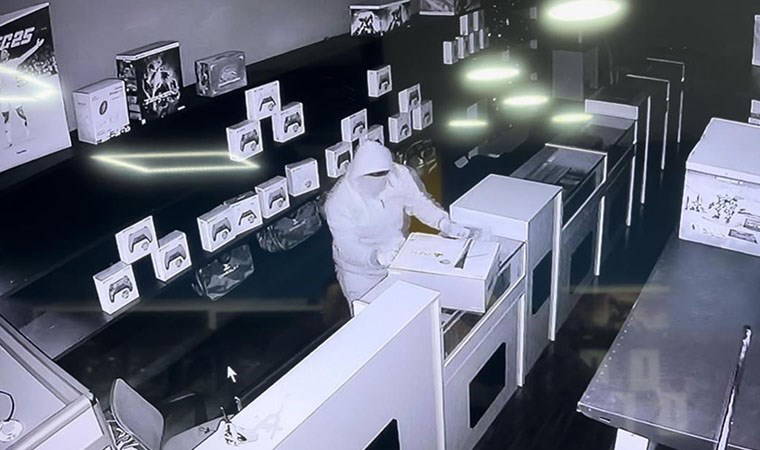 İstanbul Esenler'de pes dedirten hırsızlık! 1 ay önce açılan mağazadan 'oyun konsolu' çaldılar: Piyasa değeri 250 bin lira...