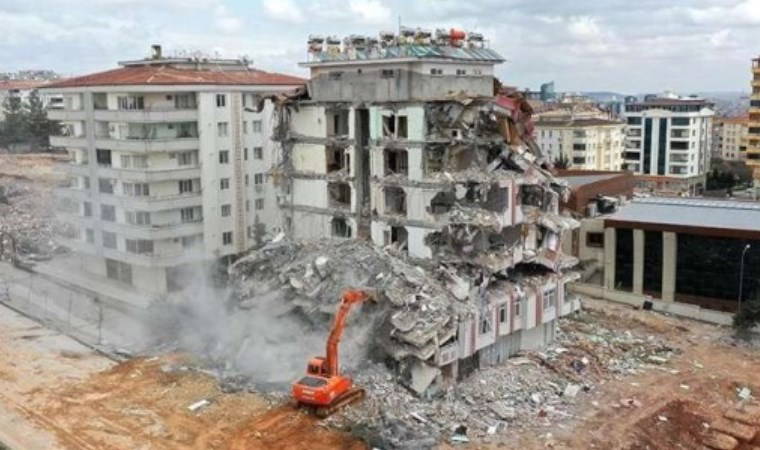 Depremde 25 kişiye mezar olmuştu...